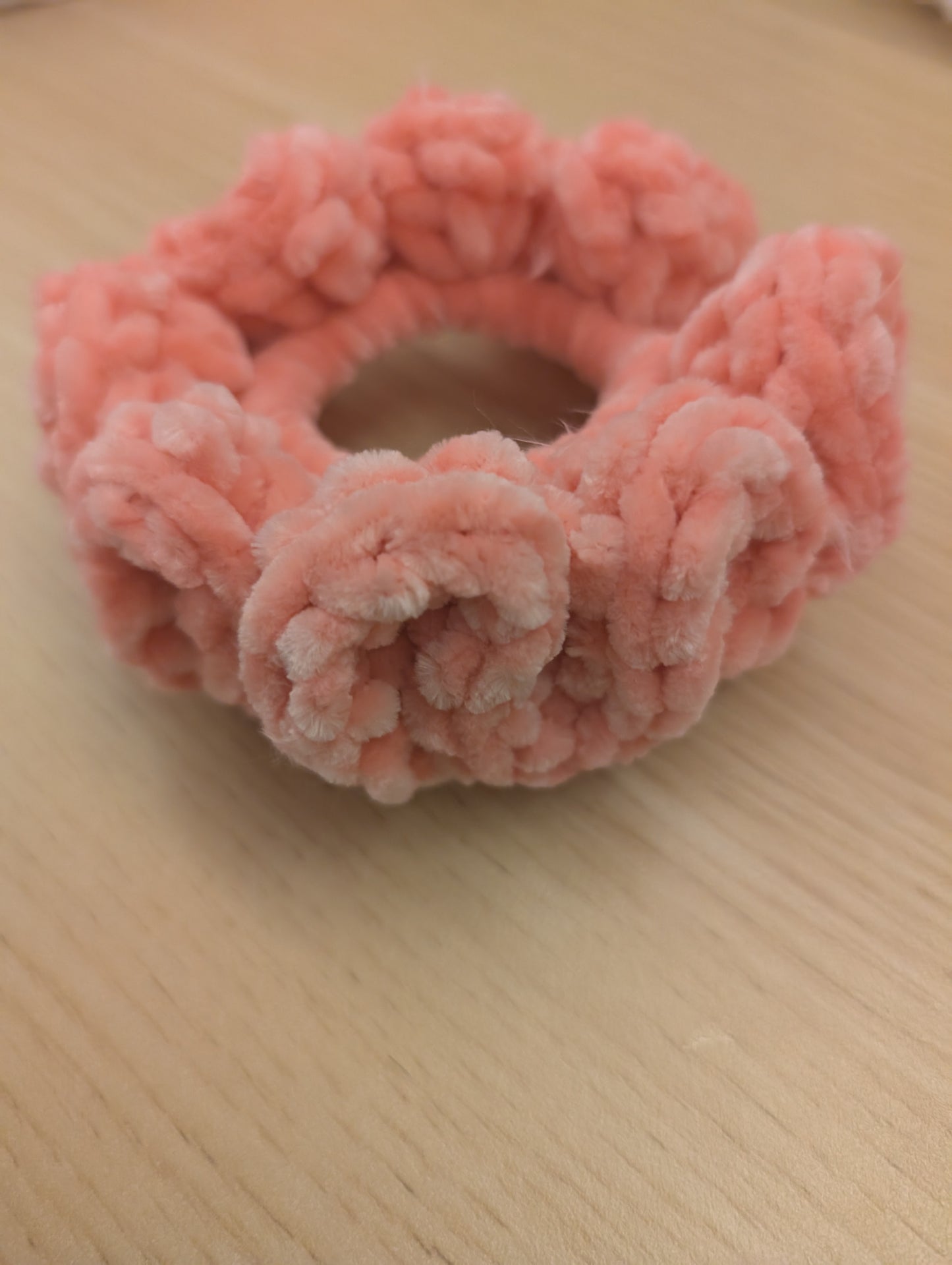 Crochet scrunchie (coral pink)