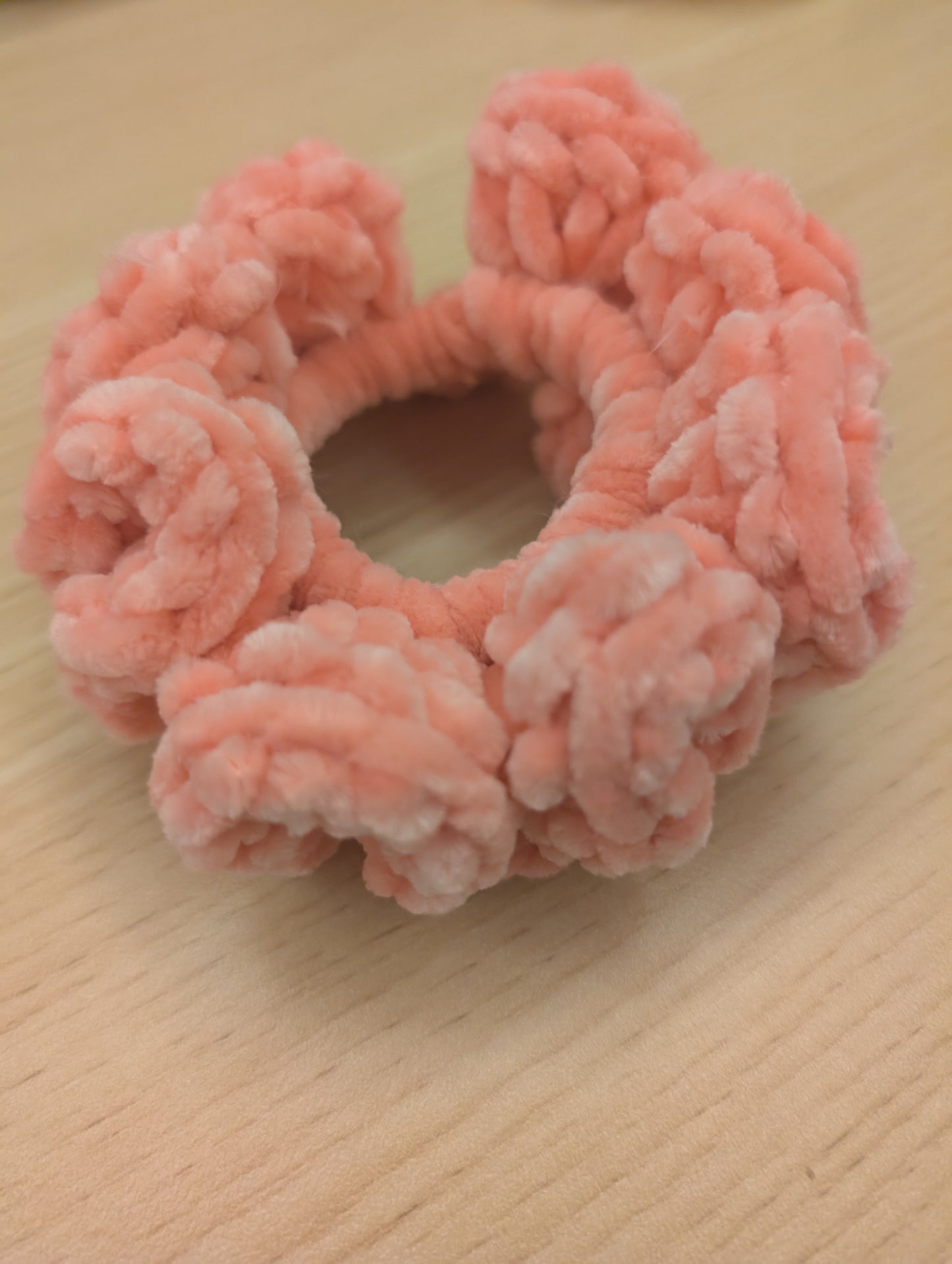 Crochet scrunchie (coral pink)